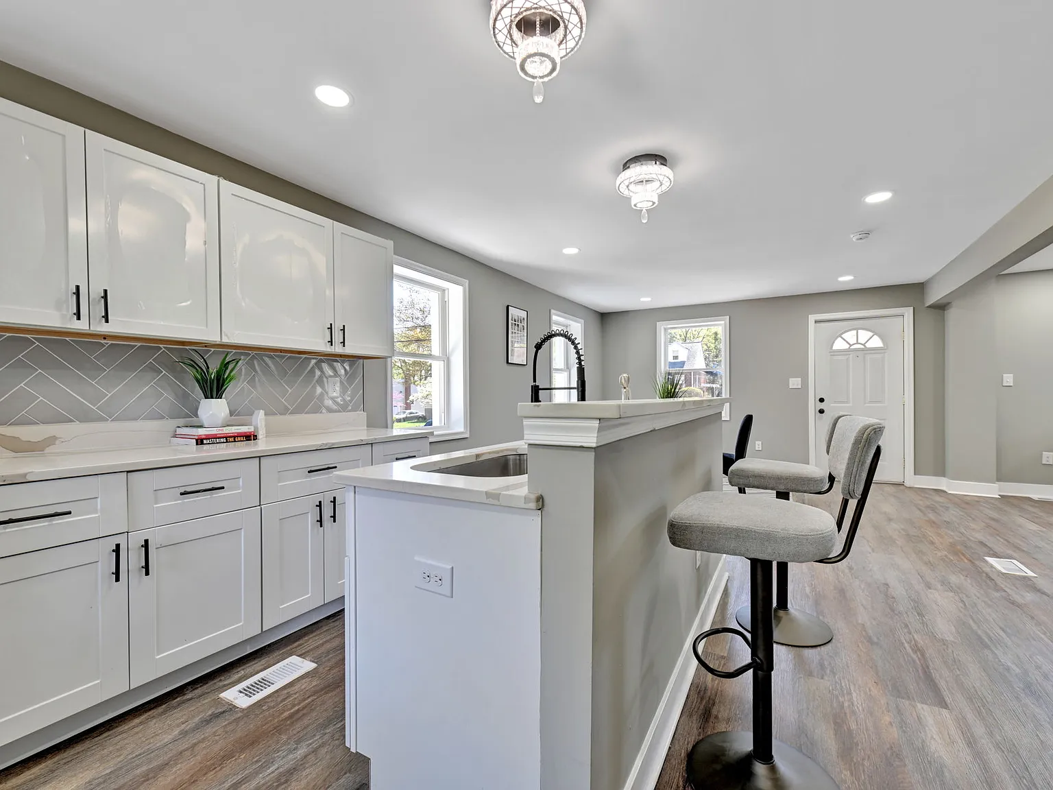 6 bed, 1800 sqft, $4,598 — Photo 2