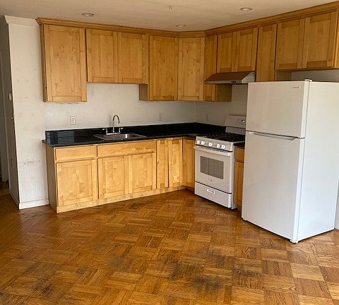 2nd image of 2238 Vicente St #2
