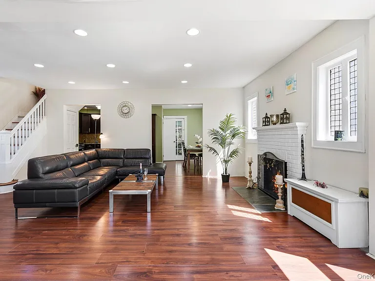 5 Burbury Ln — Photo 7