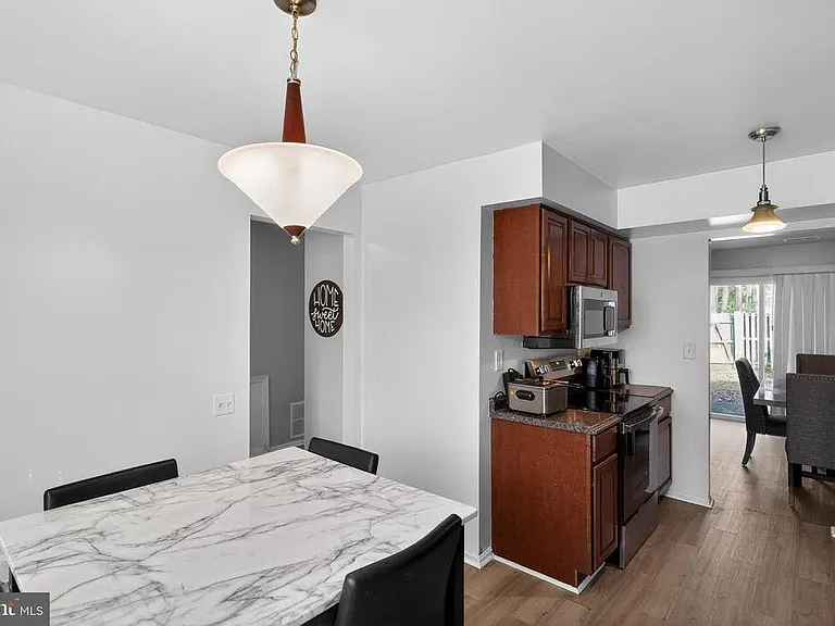 2523 Robinson Pl — Photo 3