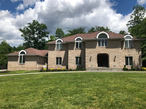 8 Valenza Ln, Blauvelt, NY 10913