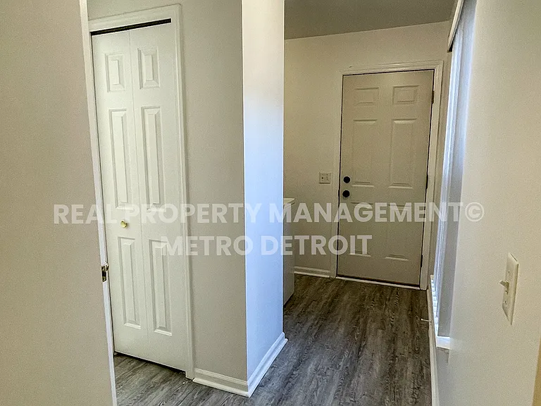 5560 Seabreeze Ln — Photo 17