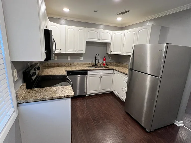 789 Jordan Ln — Photo 5