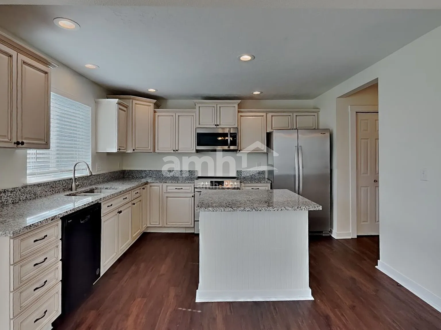 4 bed, 2.5 bath, 1955 sqft, $2,670 — Photo 3