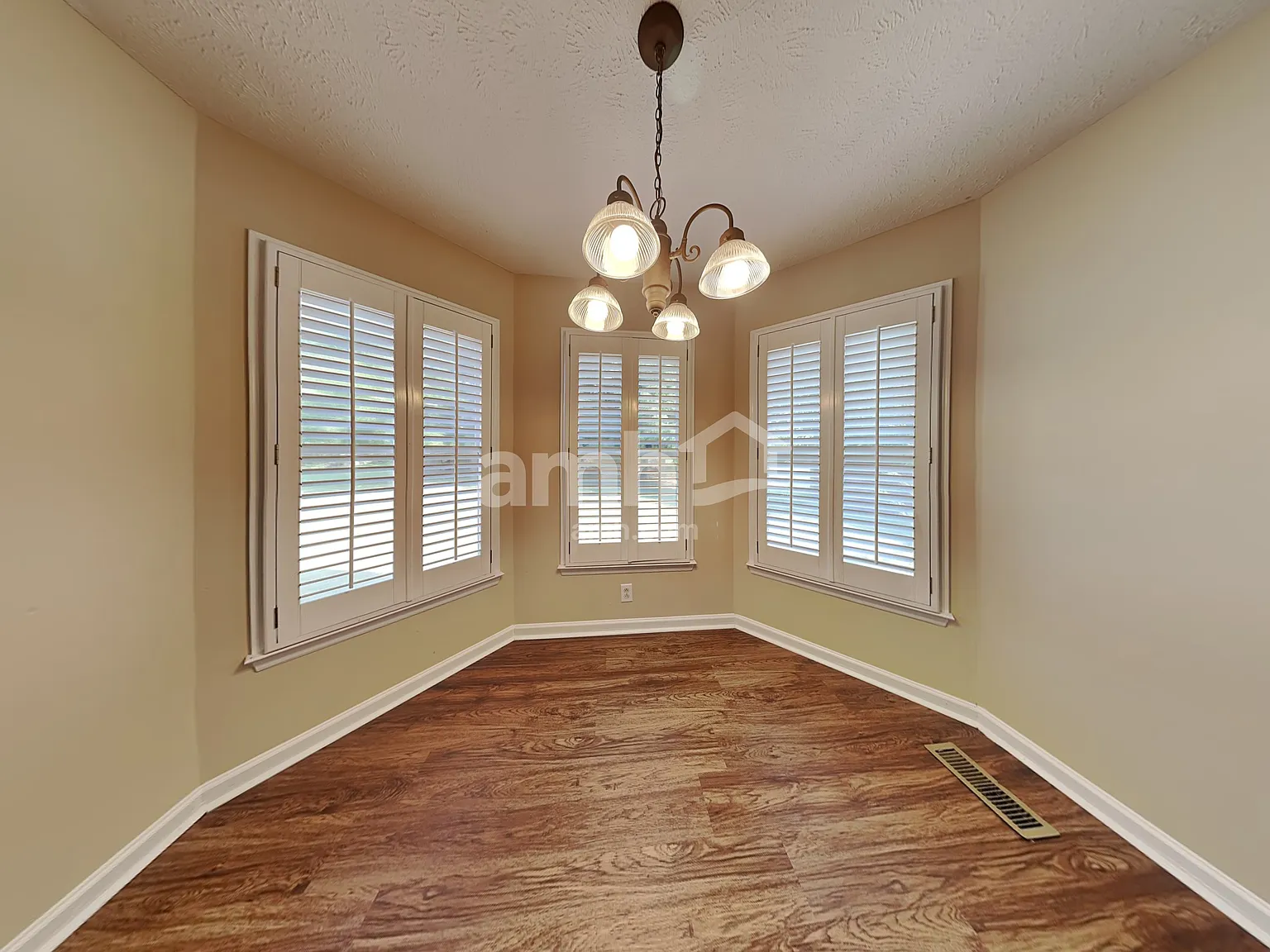 4 bed, 2.5 bath, 2350 sqft, $2,555 — Photo 4