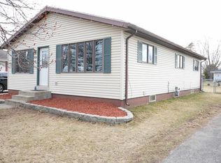 1813 Division St, New London, WI 54961