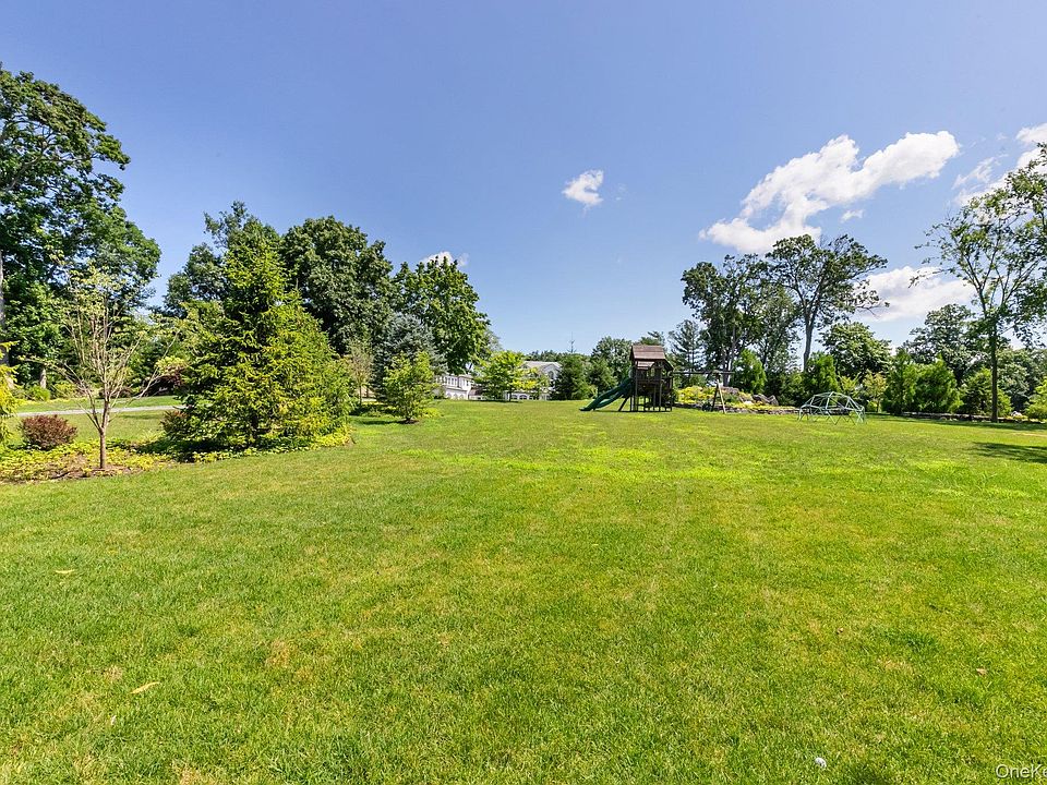 2nd image of 16 Boxwood Lane