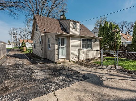 3rd image of 10423 W Palmer Ave