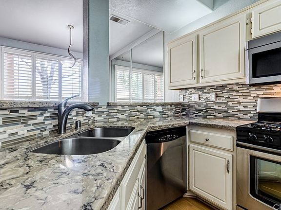 4th image of 1142 S Miramar Ave
