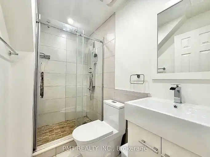 8 Rusholme Park Cres — Photo 2