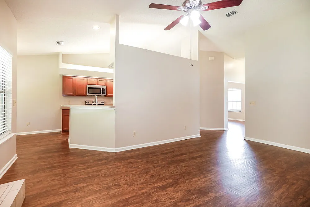 3 bed, 2.0 bath, 1732 sqft, $2,025 — Photo 4