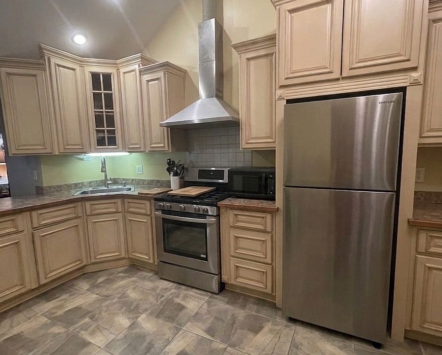 1st image of 16-22 Eberlin Dr