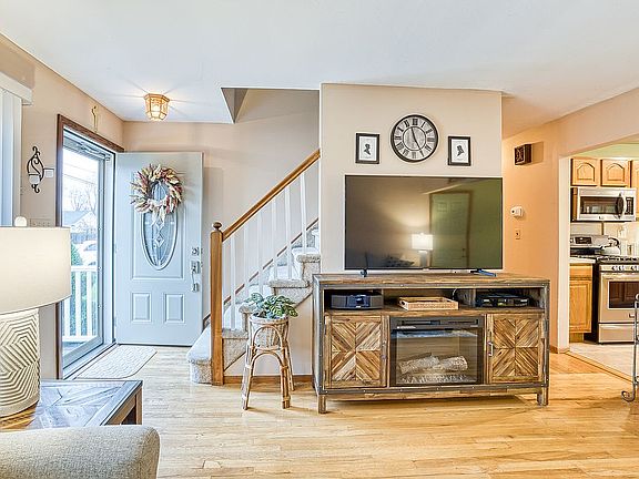 5th image of 14 Seymor Ln