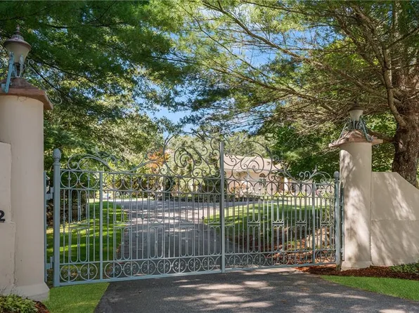 22 Brook View Dr, Scituate, RI 02831