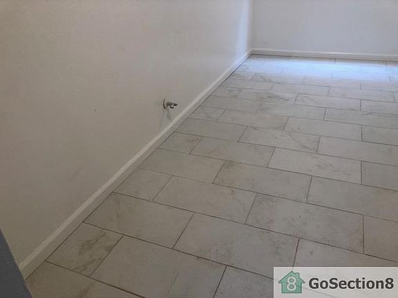 3rd image of 943 E 108th St APT 3