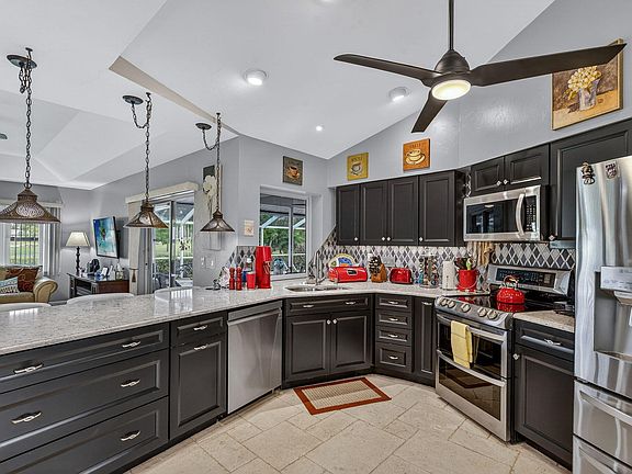 4th image of 681 Saint Andrews Blvd