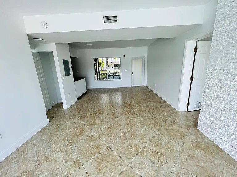 944 Bay Dr #7 — Photo 4