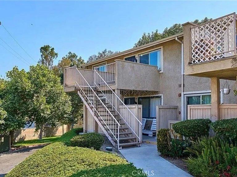 626 Bridgeport Cir #6 — Photo 1