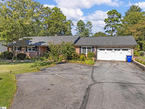 4th image of 182 Gordon Dr
