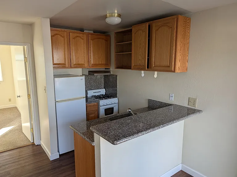 100 Paloma Ave #4 — Photo 5