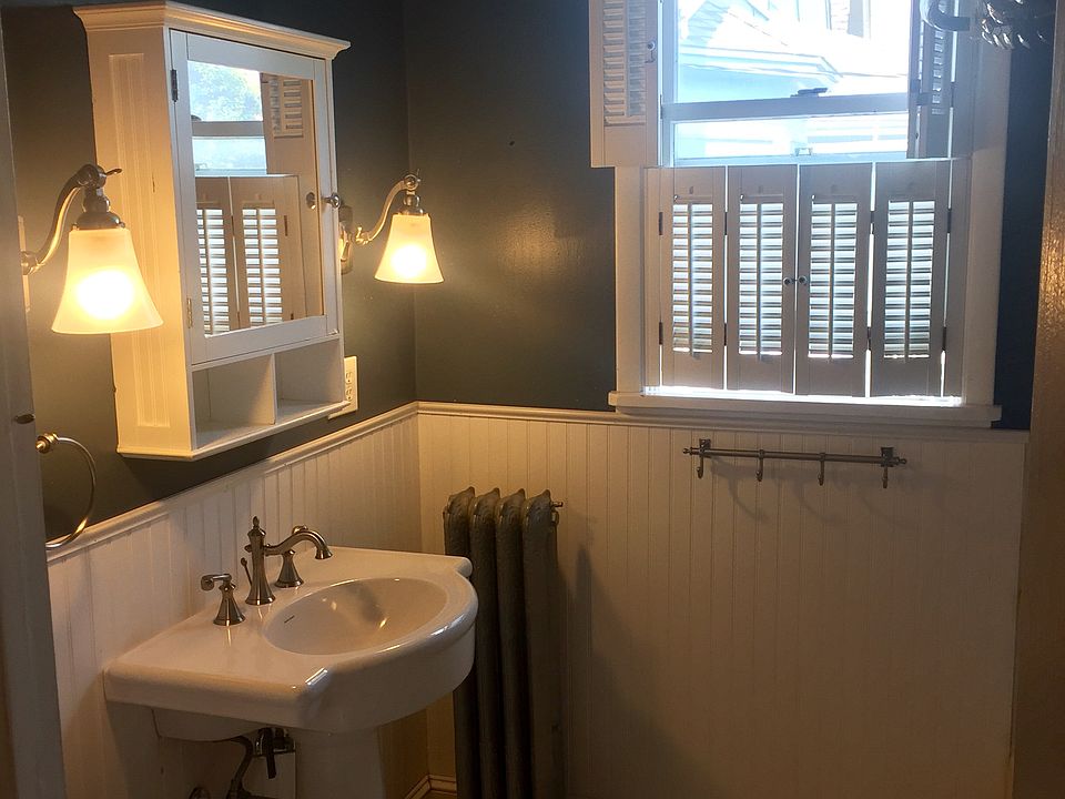 2nd floor full bathroom (tub/shower)
