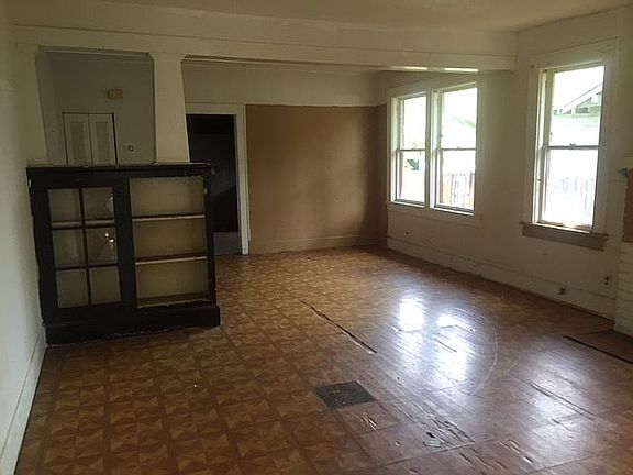 5th image of 1315 James Ave S