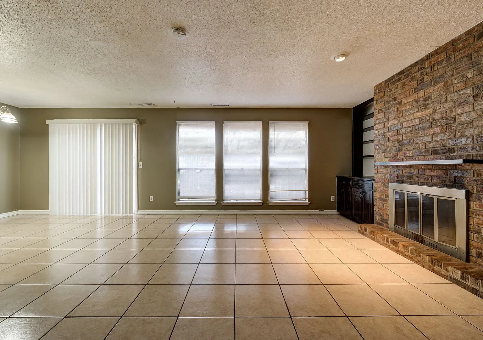 Charming and Spacious 2BD/1.5BTH Duplex Near Lake Hefner Perfectly Located for Shopping and Dining — Photo 4