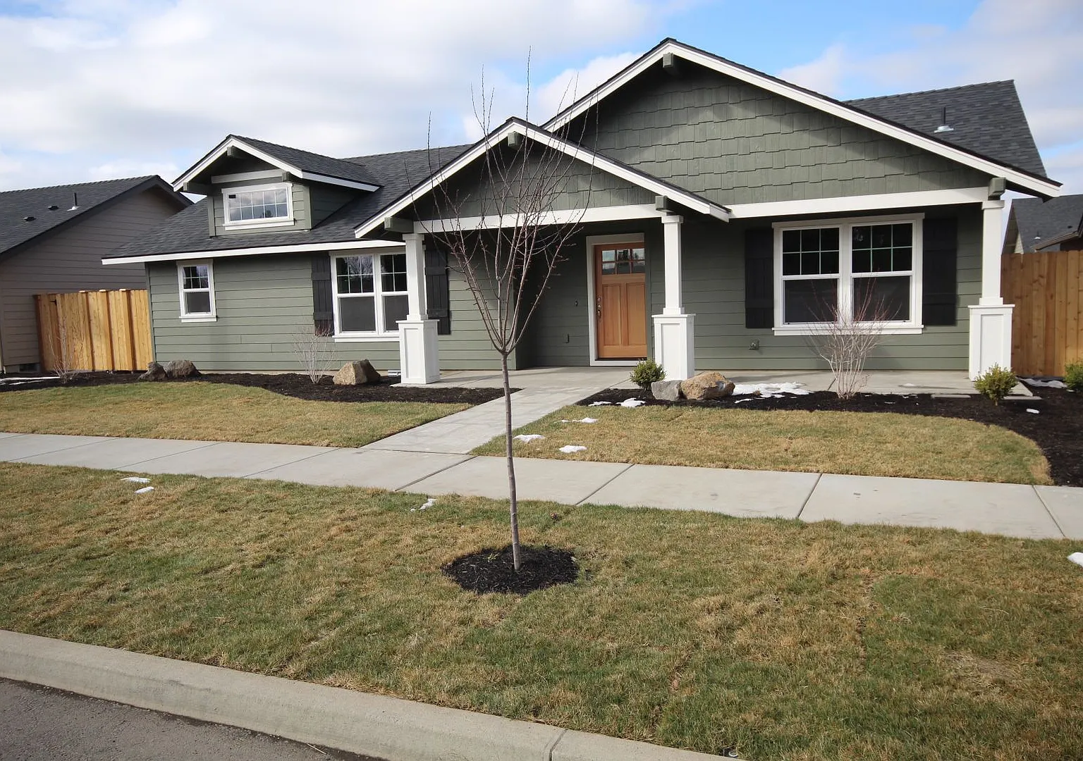 Redmond, 3 Bdrm, 2 Bath House, All Appliances, Gas Fireplace, Double Garage — Photo 1