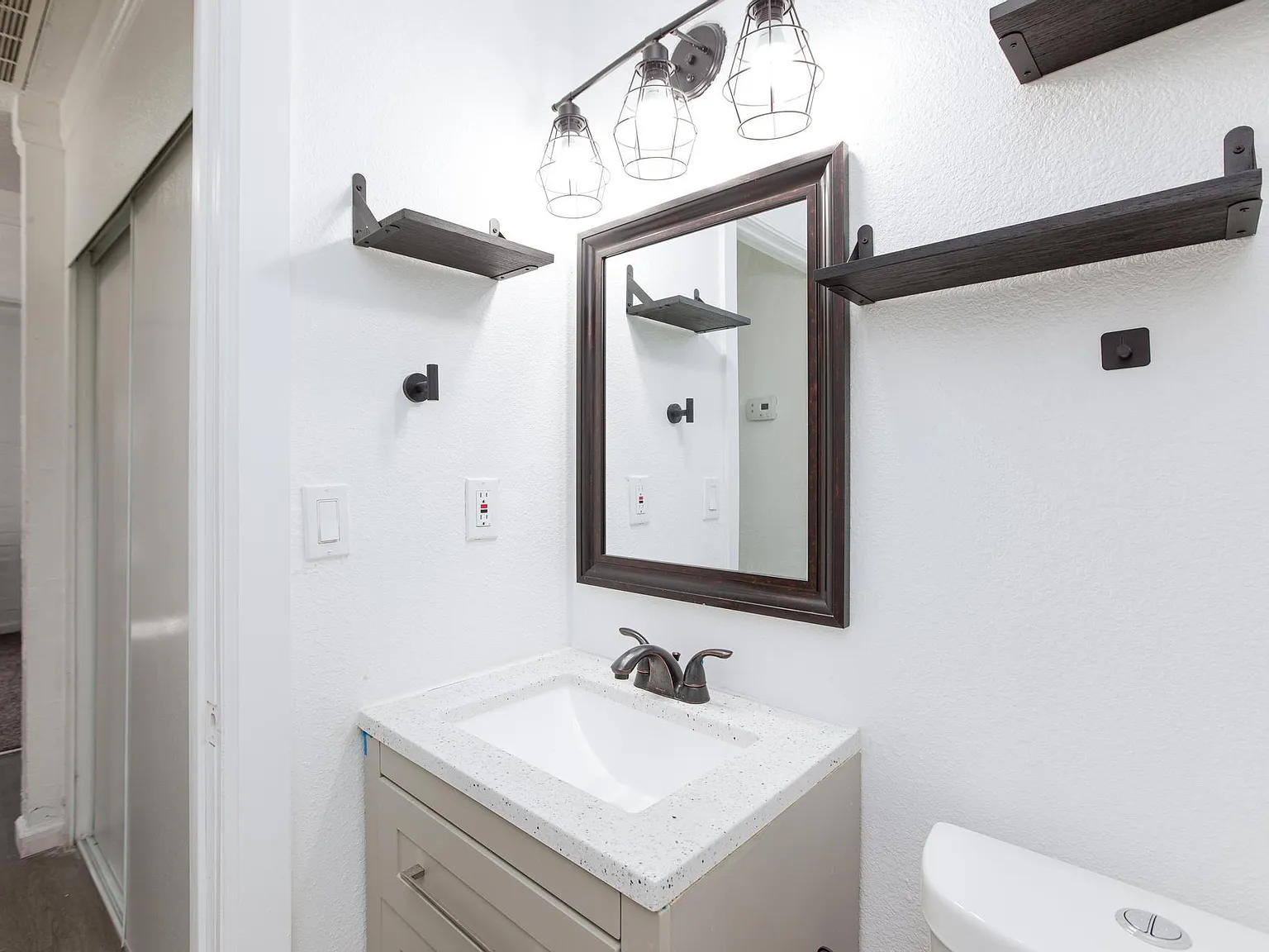4 bed, 2.0 bath, 1376 sqft, $905 — Photo 3