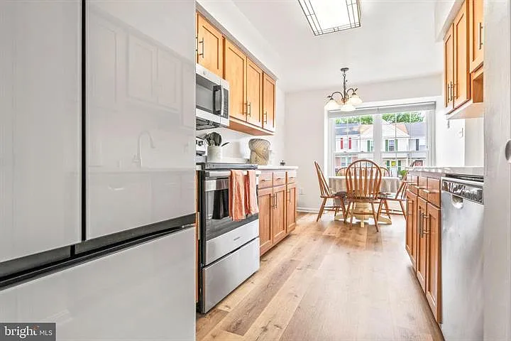 1806 Glendale Ln — Photo 2