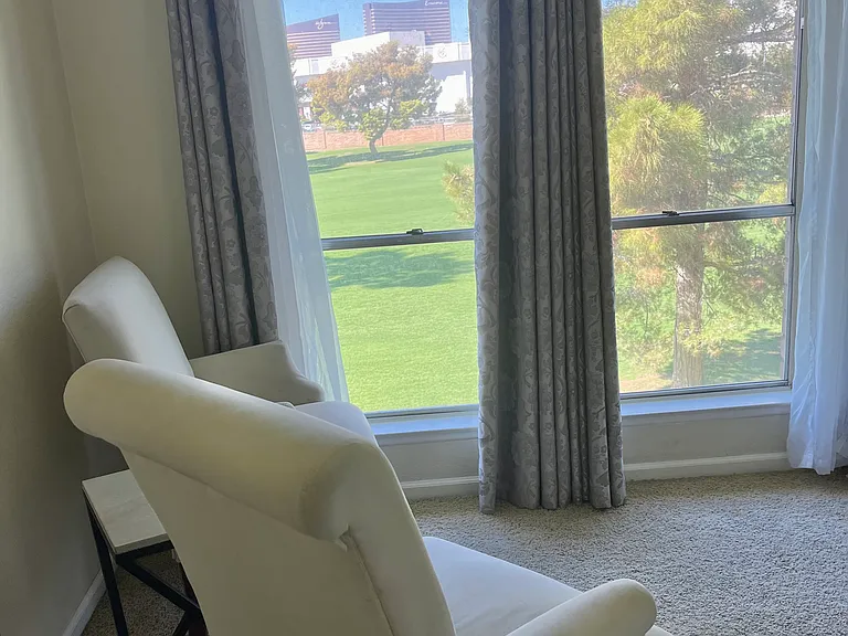 Dinning nook with a view of the Strip and golf course
