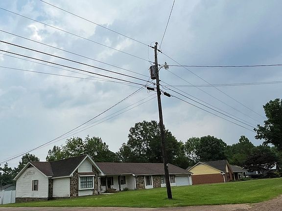 3rd image of 222 Dogwood Ln