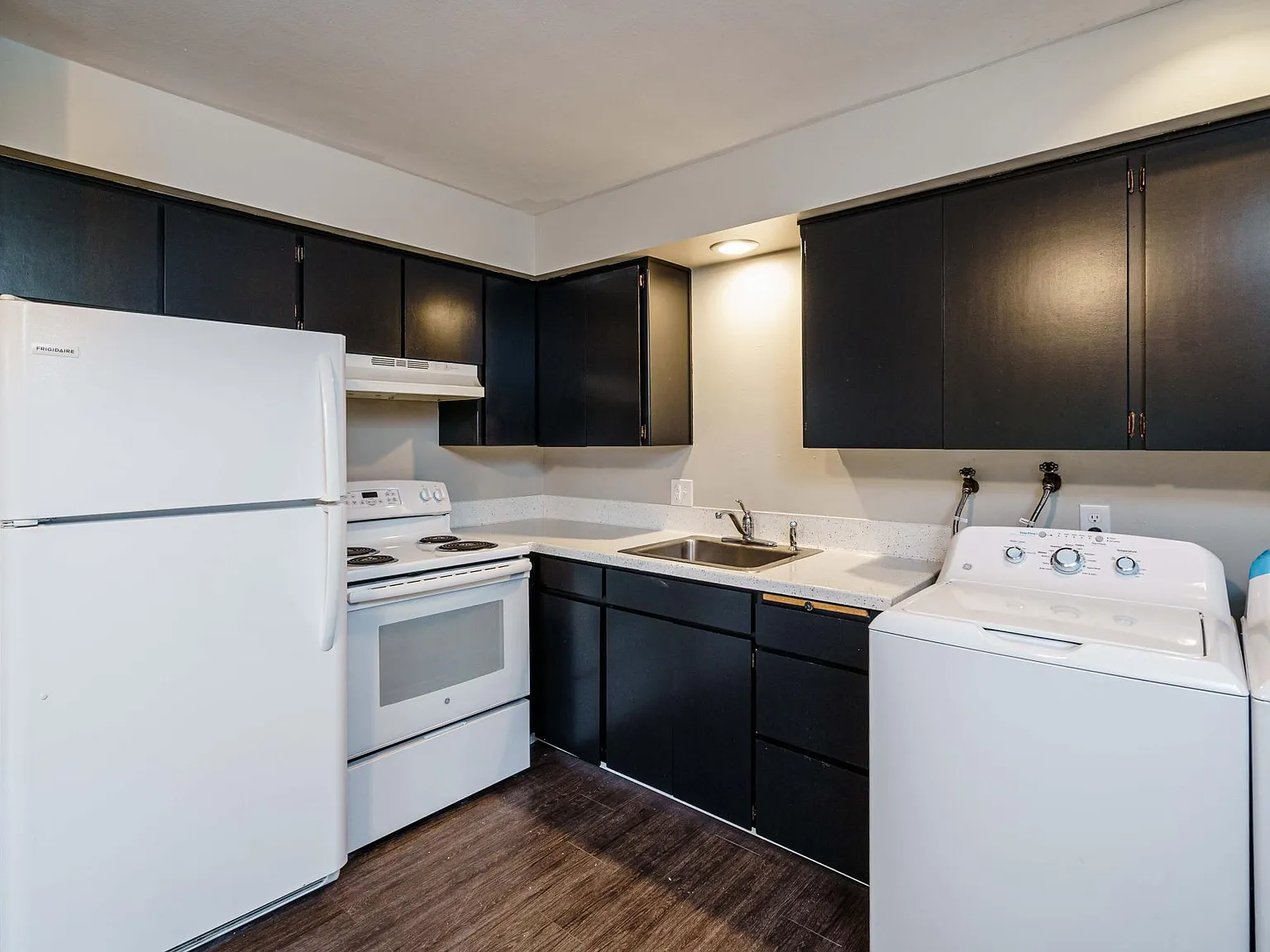2 bed, 1000 sqft, $1,595 — Photo 2