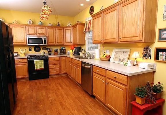 Spacious Kitchen & Pantry