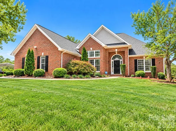 1615 Terra Cotta Dr, Hickory, NC 28602