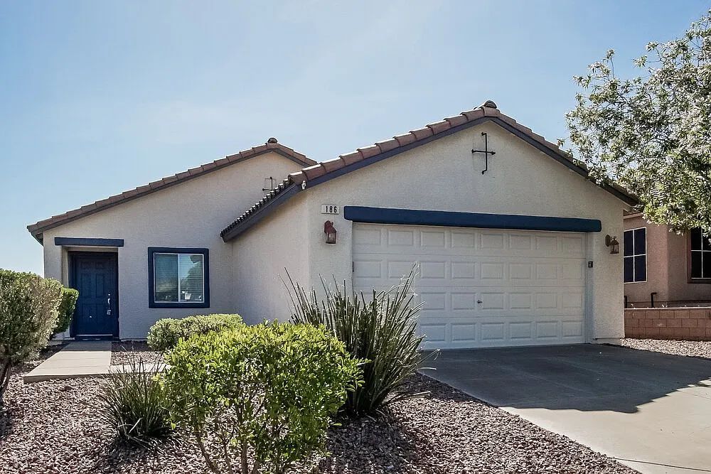 3 bed, 2.0 bath, 1261 sqft, $2,075 — Photo 1