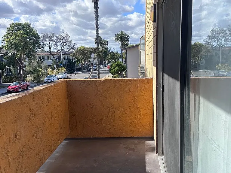 1726 Daly-Jardin Apartments — Photo 9