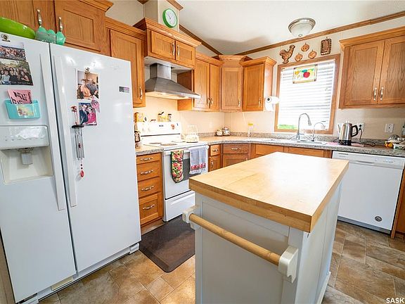 3rd image of 102 Herbert STREET