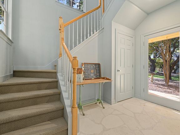 3rd image of 814 Sunrise Ln