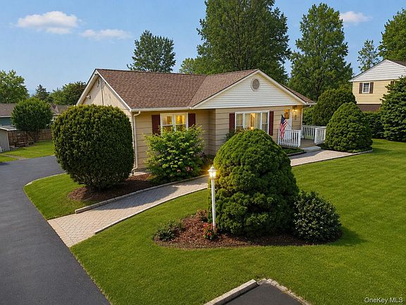 2nd image of 20 Cresthaven Drive