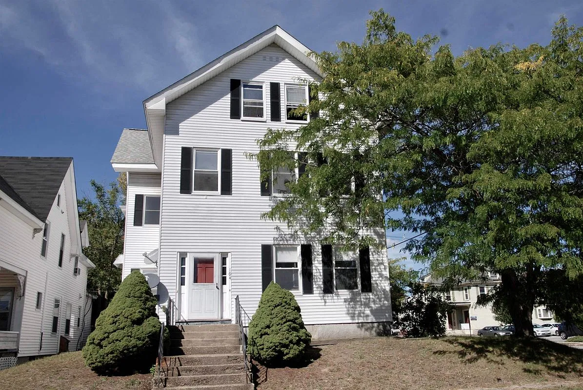3 bed, 1.0 bath, 1384 sqft, $2,300 — Photo 1