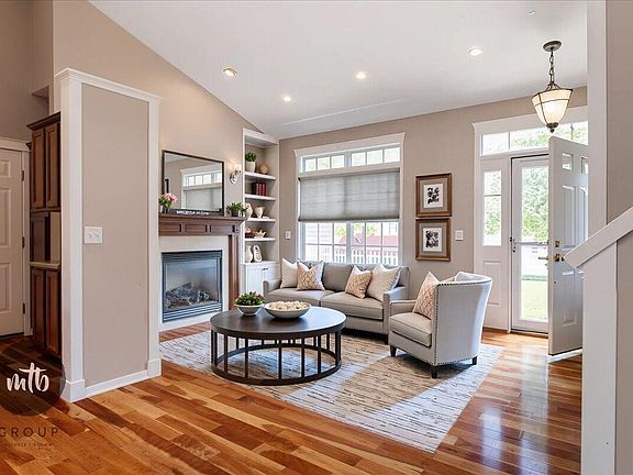 3rd image of 2568 Orchard View Dr NE