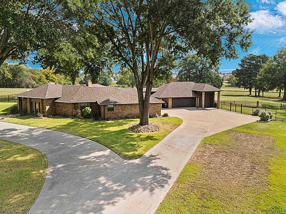 3rd image of 8 Oak Forest Dr