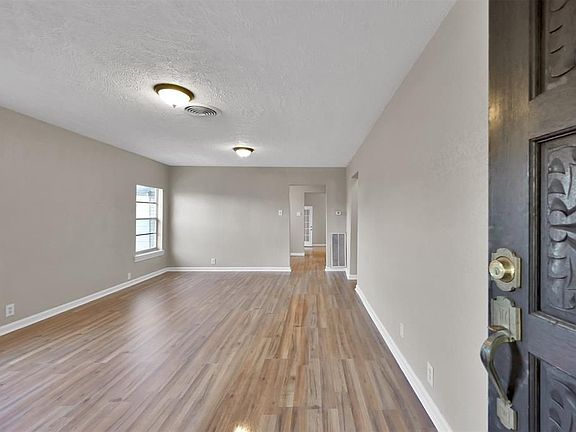 3rd image of 2517 Avenue Of Oaks St