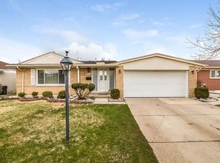 27222 Rochelle St, Dearborn Heights, MI 48127