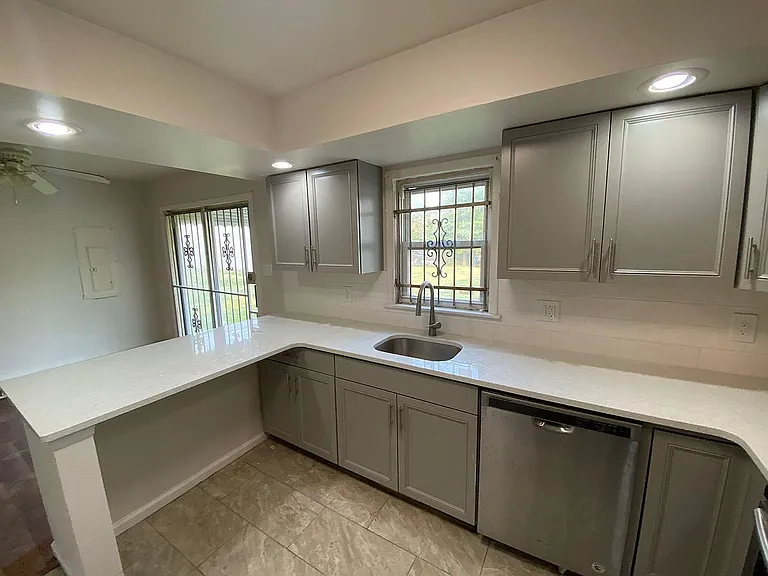 316 Littleton Ave — Photo 3