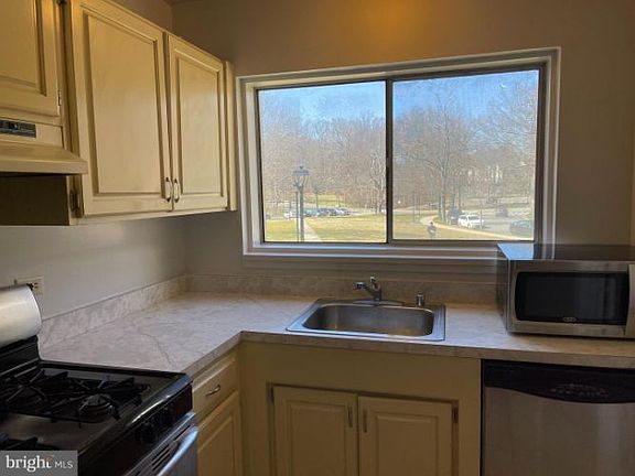 4th image of 10613 Weymouth St #W101
