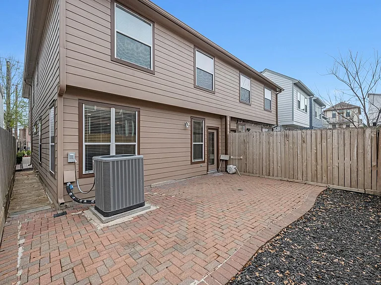 5228 Larkin St — Photo 28