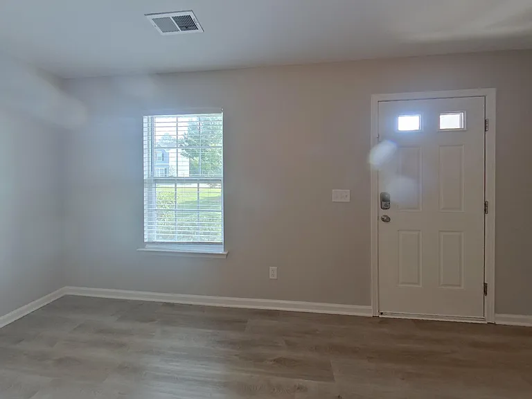 241 Saskatoon Dr — Photo 3