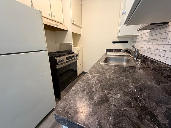 2nd image of 407 J St APT I